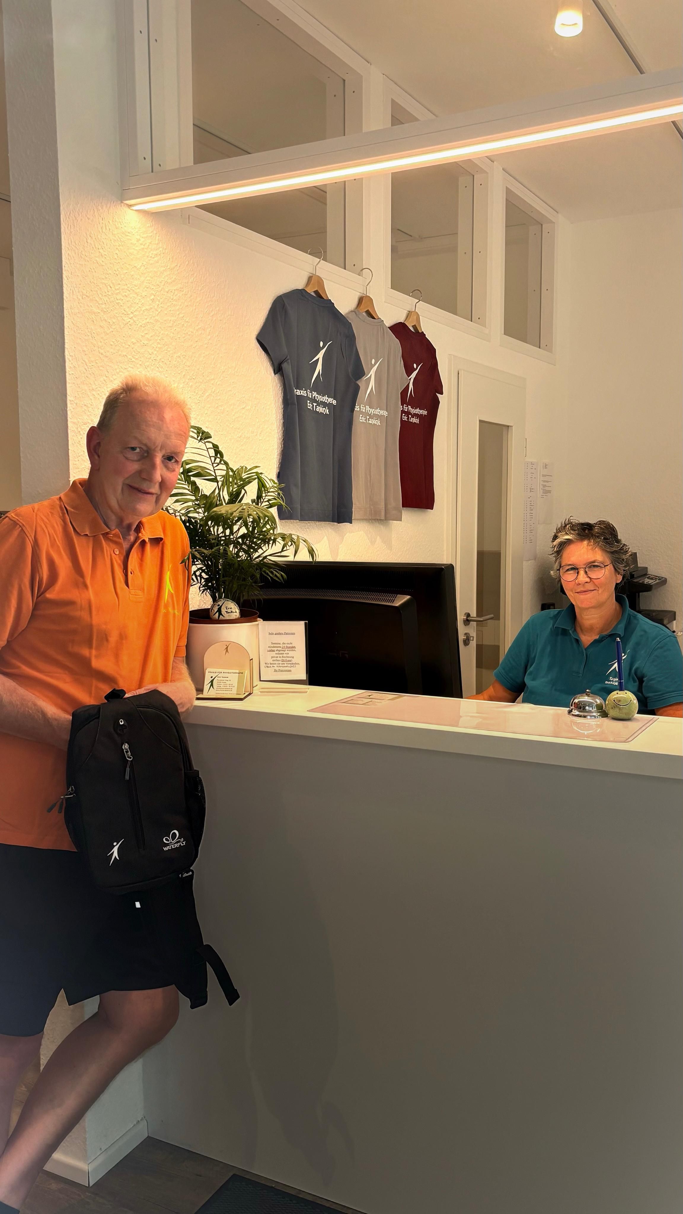 Eric Tankink und Tanja Tankink an der neuen Anmeldung in der Praxis für Physiotherapie Soest, neue Arbeitskleidung, neue Therapeutin für Vojta und Bobath Säuglinge und Kindertherapie neue Anmeldung in der Praxis für Physiotherapie Soest, neue Therapeutin für Vojta und Bobath Behandlung, Säuglinge und Kinder Vormittags, neue Arbeitskleidung